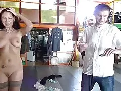 ایلونا استالر دیک زبان را صیقل می دهد عکس جالب سکسی