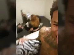 در حالی که به یک قطب گره عکس های داستانی سکس خورده بود ، دختر را با یک شاخه بر روی شکاف خود بیدار کرد ، آن مرد او را به خانه می برد و او را مجبور می کند تا آنجا را در دهان بگیرد.