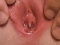 مردان زنهایی را پیدا می کردند که عکس و سکس در هر دو سوراخ در کنار هم پیدا می شدند. و سپس یک زن غیرمعمول که به جای سوراخ مو معمولی چسبیده به دیک گرفتار شده است! اما پسران خیلی سریع جایی برای او پیدا کردند