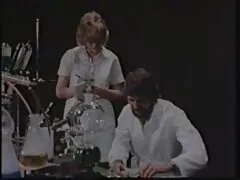 دختر با لباس عکس های سکسی پستون تنگ با مرد سرگرم کننده است