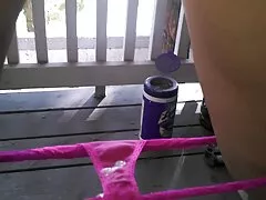 مونیکا دست و پا جعلی خود سکسگروهی متحرک را نشان می دهد