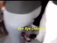 دختر لگی یک مرد سیاه پوست را روی مبل دزدکی می کند عکس سگسب