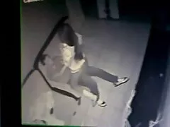 عوضی سست روی مبل می زند ، پاهایش را گسترش می دهد و با یک کیرمصنوعی بلند شروع به خوشحال کردن گربه عکس سکس ر اش می کند