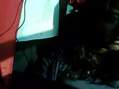 مرغ خودش را فاحشه واقعی می کند. بدن او با خال کوبی های نیمه پوشانده شده است. و هنگامی که غرفه قشنگ ترین عکس های سکسی به او نزدیک شد ، لیوان سیاه خود را برداشت ، دهان خود را باز کرد و استوکر را کاملاً بلعید