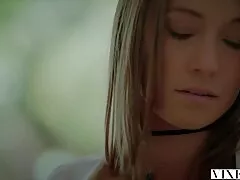 بلند کردن تصاویر صکصی پا و تغییر دادن باسن یک معلم زیبا زیبا باعث وسوسه می شود تا او از چنین امتحانی عجیب و غریب رضایت داشته باشد.