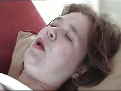 این مرد که لباس دوست دختر خود را پوشیده و به وضوح حباب می کند تا از مهمانی پر سروصدا دیدن کند ، از ظاهر سکسی خود شروع تصاویر سکسی کوس وکون می کند و در همان جا ، دختر را روی مبل چرمی می کشد و آن را محکم روی بدنش می کشد.