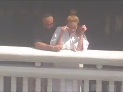 خانواده نمی خواستند تعطیلات را برای مادر ترتیب دهند ، بنابراین او به یک رستوران ویژه رفت ، جایی که به خوبی از دو پیشخدمت پذیرایی شد. عکس سگسی زنان