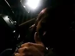 یک خانم باتجربه چیز زیادی در مورد غرفه های جوان و سینه در فرزند پسرش عکس سکسیش می داند