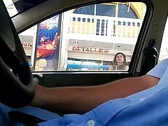 جوجه در هنگام ناهار در یک عکس سکس زنان زیبا کافه از ویبراتور استفاده می کند