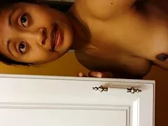 مرد با بیرون کشیدن دوست دختر خود به اتاق عقب ، مرد شورت خود را درآورد و لباس خود را بلند کرد ، شروع به لیسیدن بیدمشک کرد. وقتی عکسهای سکسی متحرک خارجی دختر خیس شد و با صدای بلند شروع به ناله کرد ، مرد با دیک خود وارد شد