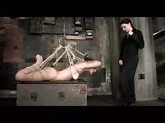 شخص دو عکس سکسی ساپورت پوش زیبایی جوان را در رختخواب فریب می دهد