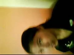 دیک به لیسیدن کس متحرک جای تکه های شلنگ و یک عوضی یک دیک بزرگ را در دهانش می کشد