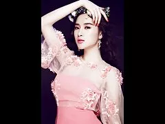 بچه های سکسی از یک مرد به چشم عکس های تحریک کننده سکسی او استفاده می کنند